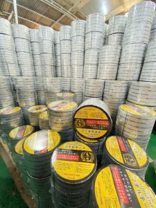 Băng dính nhựa đường Nano Number One xếp chồng trong kho hàng